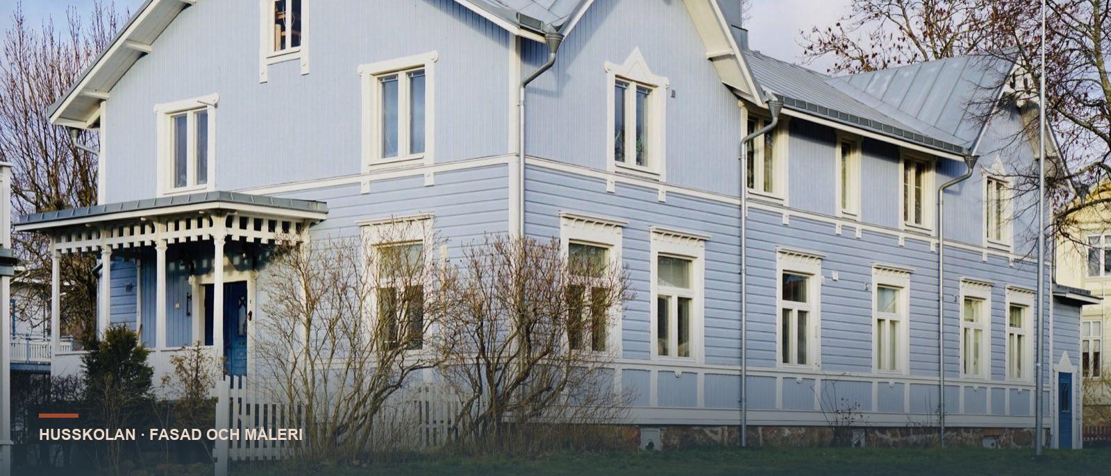 Ljusblå träfasad med vita knutar och snickarglädje på en sekelskiftesvilla