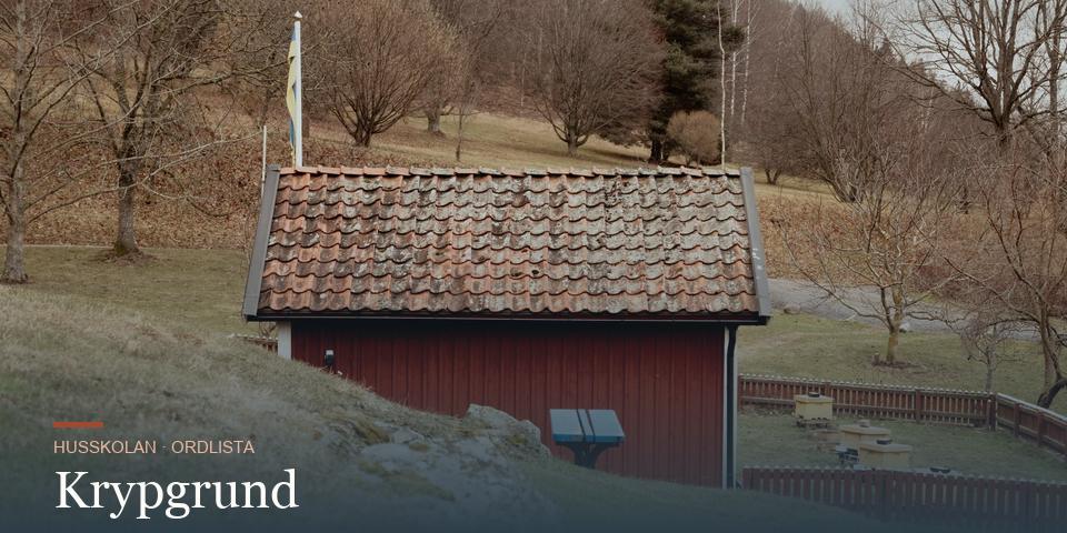 Äldre röd trästuga av den typ som ofta står på krypgrund