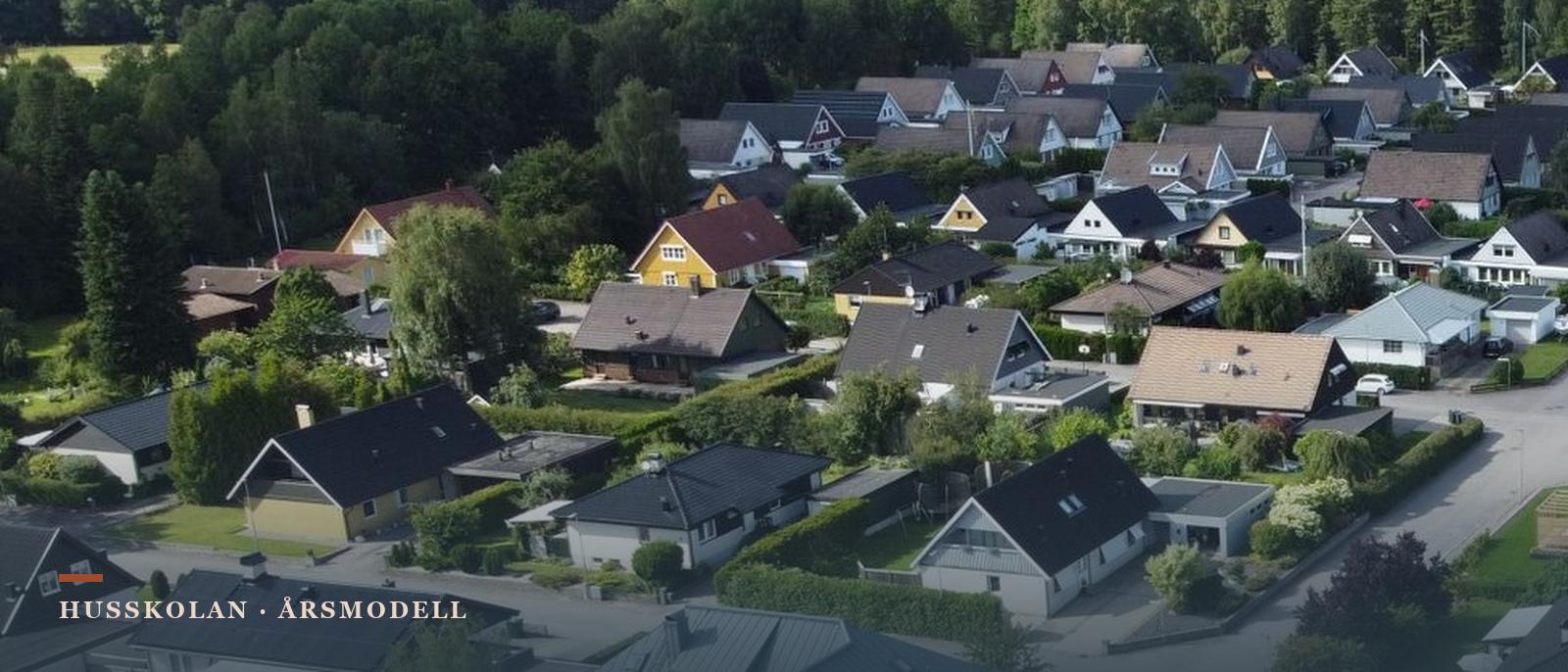 Flygbild över villaområde med hus från flera olika byggår, klippta häckar och villagator